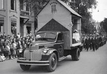 831702 Afbeelding van een wagen van de A.T.O. / Van Gend & Loos, in de optocht ter gelegenheid van Koninginnedag, op de ...